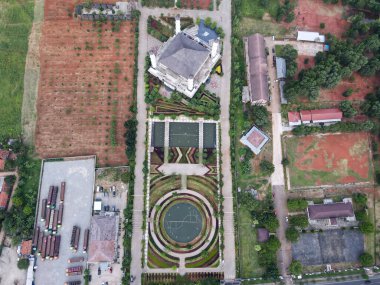 Tajug Gede Cilodong Camii Purwakarta 'daki En Büyük Cami manzarası. Ramazan ve bayram kavramı ve gün batımında ya da gün doğumunda gürültü bulutu. Purwakarta, Endonezya, 22 Nisan 2021
