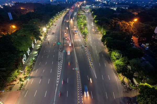 Vista Aérea Trilhas Luz Rodovia Noite Exposição Longa Fundo Urbano — Fotografia de Stock