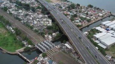 Papango 'nun hava görüntüsü Jakarta Nehri' ndeki trafiği, nehir kıyısındaki Tanjung Priuk 'u gösteriyor. Jakarta, Endonezya, 30 Nisan 2021
