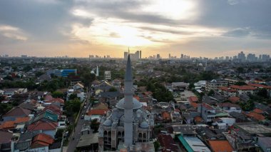 Jakarta 'daki en büyük caminin havadan görünüşü. Ramazan ve bayram kavramı ve gün batımında ya da gün doğumunda gürültü bulutu. Jakarta, Endonezya, 4 Mayıs 2021