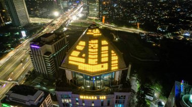 Jakarta 'daki en büyük caminin havadan görünüşü. Ramazan ve bayram kavramı ve gece görüşünde gürültü bulutu. Jakarta, Endonezya, 4 Mayıs 2021