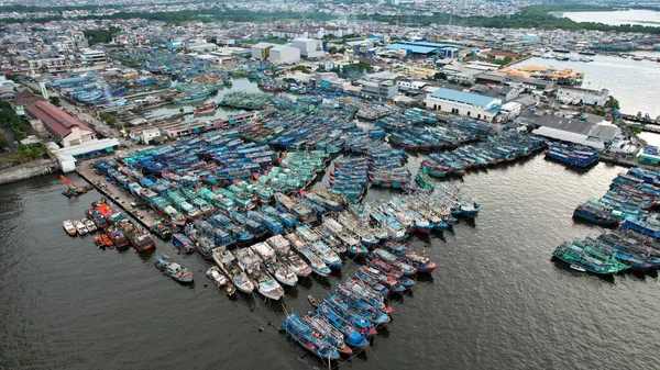 Letecký Pohled Dřevěné Čluny Naklánějící Mola Oblakem Hluku Jakarta Indonésie — Stock fotografie