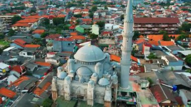Jakarta 'daki en büyük caminin havadan görünüşü. Ramazan ve bayram kavramı ve gün batımında ya da gün doğumunda gürültü bulutu. Jakarta, Endonezya, 4 Mayıs 2021