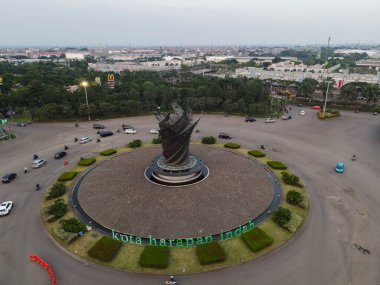 Güneşli bir günde Bekasi kavşağında hava trafiği düşüyor. Yoldan geçen arabalar. Bekasi. Endonezya 'da. Mayıs, 6 2021