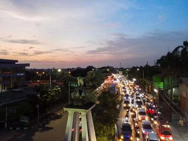 Vista Aérea Tráfego Cidade Jacarta Noite Veículos Estão Mover Estrada — Fotografia de Stock