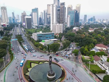 Jakarta, Endonezya, 6 Mayıs 2021: Gençlik İlerleme Anıtı Havadan Görünümü, Senayan Roundabout 'taki Patung Pemuda Membangun olarak bilinir.