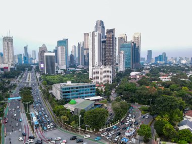 Jakarta şehrindeki binaların havadan görünüşü ve Jakarta şehir manzaralı gürültü bulutu. Jakarta, Endonezya, 6 Mayıs 2021
