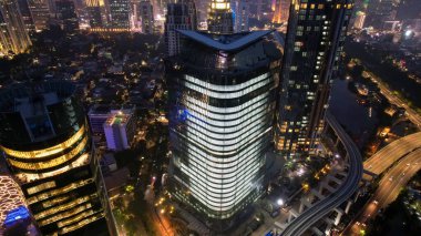 Gece Jakarta şehrindeki karayolu kavşağının ve binaların hava görüntüsü ve Jakarta şehir manzaralı gürültü bulutu. Jakarta, Endonezya, 8 Mayıs 2021