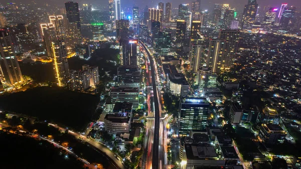 夜のジャカルタ市内の高速道路の交差点や建物の空中ビューとジャカルタの街並みとノイズの雲 2021年5月8日インドネシア ジャカルタ — ストック写真