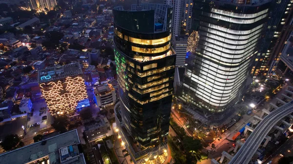 Gece Jakarta şehrindeki karayolu kavşağının ve binaların hava görüntüsü ve Jakarta şehir manzaralı gürültü bulutu. Jakarta, Endonezya, 8 Mayıs 2021