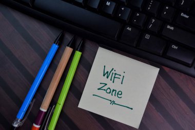 Wifi bölgesi Tahta Masa 'da izole edilmiş yapışkan notlara yaz.