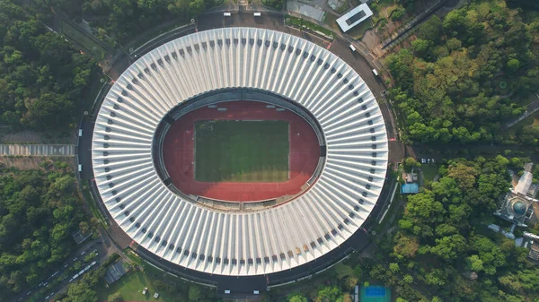 セナヤンスタジアムの美しい景色の空中トップダウンビュー ジャカルタの街並みを背景に 2021年5月13日インドネシアのジャカルタ — ストック写真