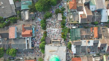 Bekasi 'deki ünlü cami Jama Mescidi' nde bayram sabahı namaz kılan insanların hava görüntüsü. Bekasi, Endonezya, 16 Mayıs 2021