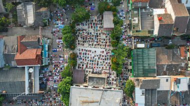 Bekasi 'deki ünlü cami Jama Mescidi' nde bayram sabahı namaz kılan insanların hava görüntüsü. Bekasi, Endonezya, 16 Mayıs 2021