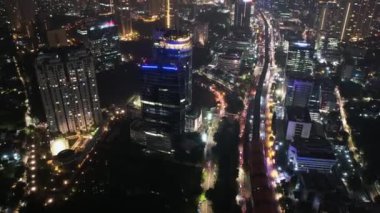 Zaman ayarlı otoyol kavşağı gece Jakarta şehrindeki binalar ve Jakarta şehir manzaralı gürültü bulutu. Jakarta, Endonezya, 17 Mayıs 2021