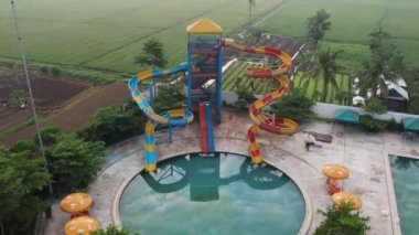 Bekasi, Endonezya, 17 Mayıs 2021: Bekasi 'de tatil gezisi için otel tatil beldesinde açık yüzme havuzu manzarası