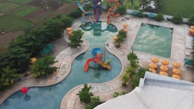 Bekasi, Endonezya, 17 Mayıs 2021: Bekasi 'de tatil gezisi için otel tatil beldesinde açık yüzme havuzu manzarası