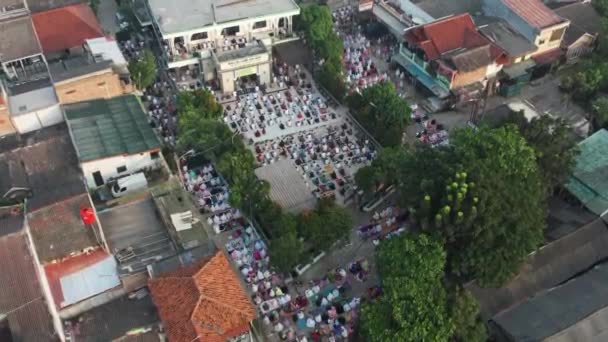 Vista Aérea Gente Ofreciendo Oraciones Mañana Del Eid Famosa Mezquita — Vídeos de Stock