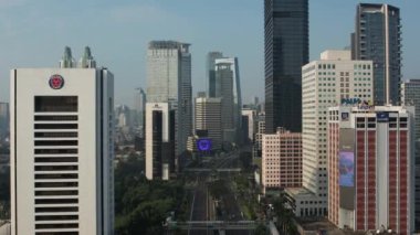 Hareket halindeki arabalarla yol kavşağının havadan görüntüsü. Jakarta 'da işlek şehirle kavşak ya da yol kavşağı