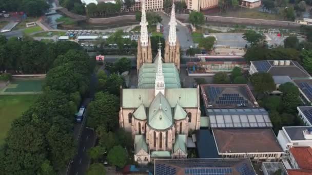 Letecký Pohled Jakartovu Katedrálu Největší Mešita Jihovýchodní Asii Hluk Mrak — Stock video