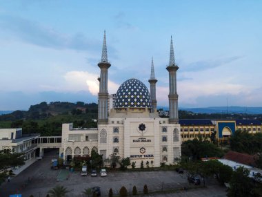 Bogor 'daki modern Endülüs Camii' nin havadan görünüşü. Bogor, 31 Mayıs 2021