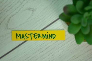 Tahta Masa 'da izole edilmiş yapışkan notlar üzerine yazı yaz.