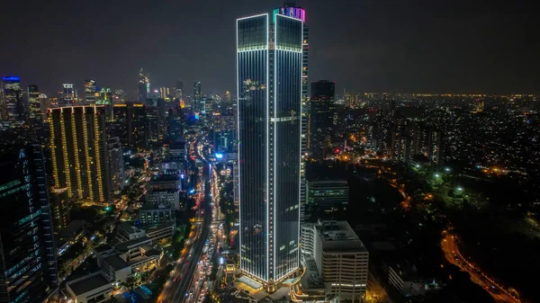 建築物の空中ビュー詳細近代的な建物のガラスファサード夜のビジネスの背景 ジャカルタ インドネシア 2021年6月9日 — ストック写真