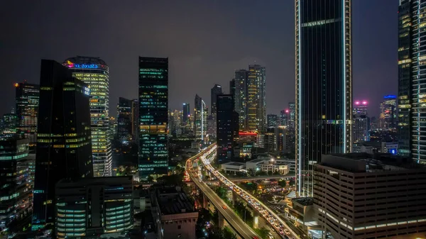 航拍建筑细节现代建筑玻璃立面商业背景在夜间 雅加达 印度尼西亚 2021年6月9日 — 图库照片