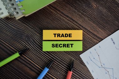 Ticaret Sırrı, Tahta Masa 'ya izole edilmiş yapışkan notların üzerine yaz.
