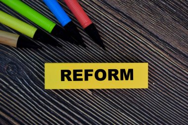 Reform, Tahta Masa 'da izole edilmiş yapışkan notlar üzerine yazılsın.