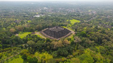 Muhteşem Borobudur tapınağının havadan görünüşü. Orta Cava 'daki dünyanın en büyük Budist anıtı. Merkez Java, Endonezya, 1 Temmuz 2021