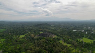 Muhteşem Borobudur tapınağının havadan görünüşü. Orta Cava 'daki dünyanın en büyük Budist anıtı. Merkez Java, Endonezya, 1 Temmuz 2021