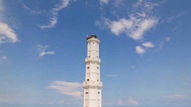 Baron Sahili 'ndeki Deniz feneri manzarası, Gunung Kidul, Yogyakarta, Mercusuar Pantai Baron. Merkez Java, Endonezya, 1 Temmuz 2021