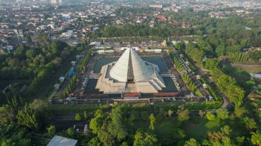 Yogyakarta 'yı yeniden ele geçirme anıtının havadan görünüşü. Koni Şeklinde Tarihi Bina. Monjali veya Monumen Jogja Kembali. Merkez Java, Endonezya, 1 Temmuz 2021