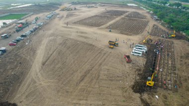 Kuzey Jakarta, Rorotan 'daki cenaze alayının hava görüntüsü. Corona virüsü ile enfekte olmuş Covid-19 protokolü olan özel mezarlar. (Covid-19 hasta cenazesi) Jakarta, Endonezya, 9 Temmuz 2021