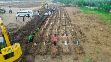 Kuzey Jakarta, Rorotan 'daki cenaze alayının hava görüntüsü. Corona virüsü ile enfekte olmuş Covid-19 protokolü olan özel mezarlar. (Covid-19 hasta cenazesi) Jakarta, Endonezya, 9 Temmuz 2021