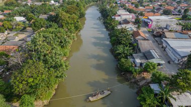 Nehri geçmek için kayağın kayak görüntüsü. Bekasi, Endonezya, 9 Temmuz 2021