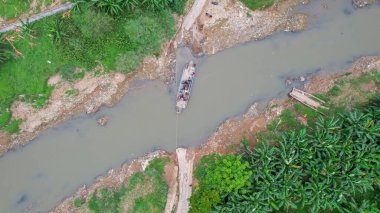 Nehri geçmek için kayağın kayak görüntüsü. Bekasi, Endonezya, 9 Temmuz 2021