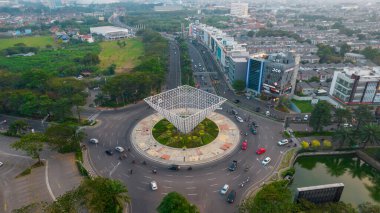 Summarecon 'da bulunan dairesel şekilli Bekasi otoyolunun yukarıdan görünüşü. Bekasi, Batı Java, Endonezya - 17 Temmuz 2021