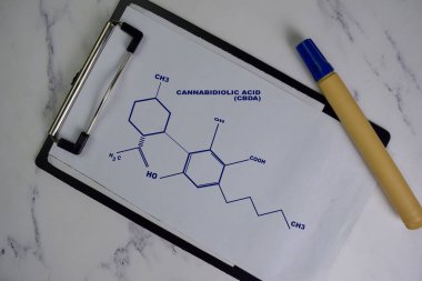 Kağıt üzerinde Cannabidiolic Asit molekülü yazıyor. Yapısal kimyasal formül. Eğitim kavramı