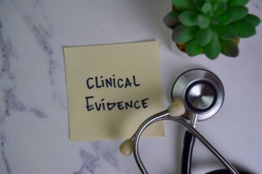 Klinik Deliller Tahta Masa 'da izole edilmiş yapışkan notlara yazılıyor..