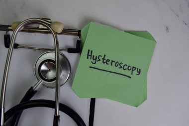 Tahta Masa 'da izole edilmiş yapışkan notlar üzerine histeroskopi yazısı.