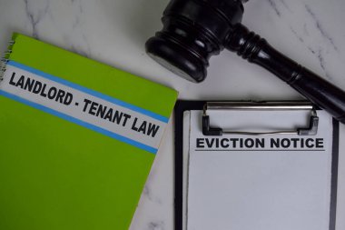Tahliye Bildirisi Tahta Masa 'da İzole Edilmiş Belge ve Kitap Ev Sahibi Kiracı Kanunu.