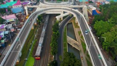 Sonsuzluk işaretinin hava manzarası trafik kavşağı ile araba ulaşımı. Jakarta, 25 Temmuz 2021