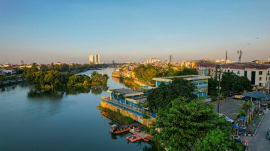 Parklands 'a bakan Jakarta' nın panoramik fotoğrafı ve muhteşem bir günbatımı ile şehrin ufuk çizgisi. Jakarta, Endonezya, 28 Temmuz 2021