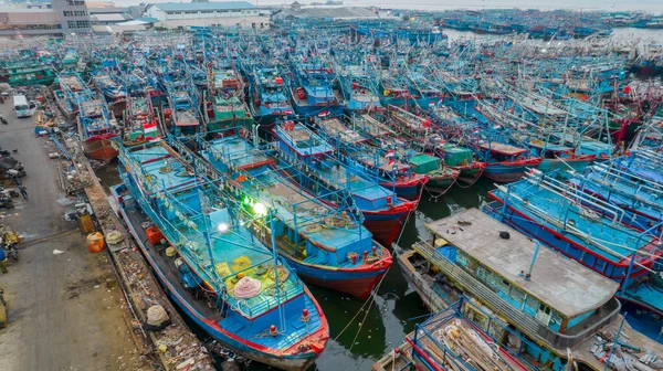 Vue Aérienne Drones Bateaux Bois Penchés Côté Jetée Avec Nuage — Photo