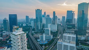 Asya 'nın gayrimenkul ticareti konsepti - panoramik modern şehir manzarası gündoğumu altında kuş bakışı gökyüzü ve Jakarta' da sabah mavi gökyüzü. Jakarta, Endonezya, 3 Ağustos 2021