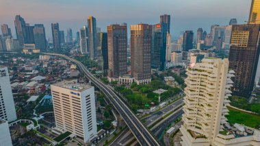 Asya 'nın gayrimenkul ticareti konsepti - panoramik modern şehir manzarası gündoğumu altında kuş bakışı gökyüzü ve Jakarta' da sabah mavi gökyüzü. Jakarta, Endonezya, 3 Ağustos 2021
