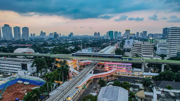 Kebayoran Baru Daki Ana Tren Istasyonu Mrt Hattının Yakınındaki Otobüs — Stok fotoğraf