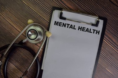 Akıl Sağlığı Bürosu, Tahta Masa 'da izole edilmiş bir evrak üzerine yazıyor..